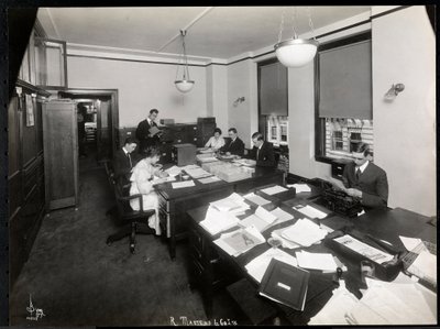 Mannen en vrouwen die werken in het export- en archiefkantoor van R. Martens en Co. Inc., New York, 1916-17 door Byron Company